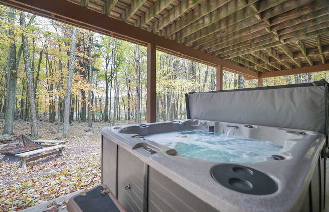 Woodland Oasis by Avantstay Hot Tub, Firepit, Walk to Lake - Photo 1