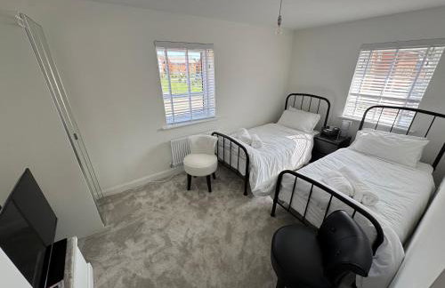 Detached 4BR House - Private Garden, Garage & Parking - Perfect for Long Stays, Families, Contractors - Photo 26