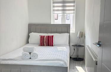 CozyNest 2BR Modern Property with Parking - Foto 31