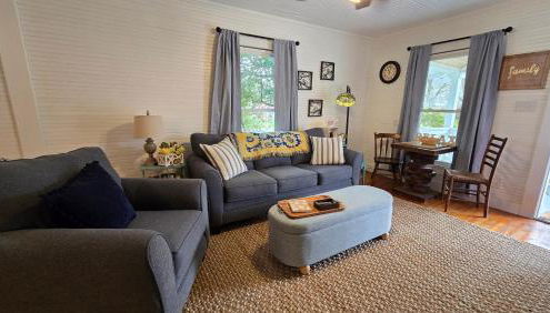 Charming Downtown Bungalow I Explore-Shop-Eat - Foto 3