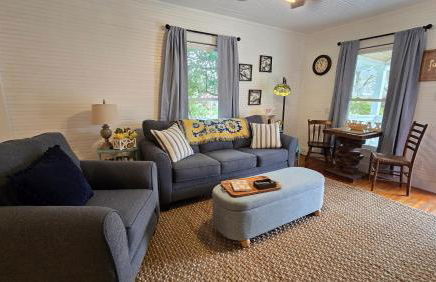 Charming Downtown Bungalow I Explore-Shop-Eat - Foto 3