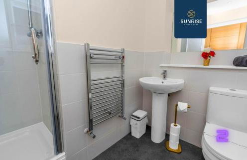 L1 - INVOICE and REDUCED PRICE only via SUNRISE SHORT LETS DUNDEE, Large 4 Bedroom House with 6 Beds and 3 bathrooms, TVs in each room, Free Parking, Fully Equipped, Local Amenities, Easy Ring Road Access, Special Rates and ONLY 9 Mins to STANNERGATE Port - Foto 27