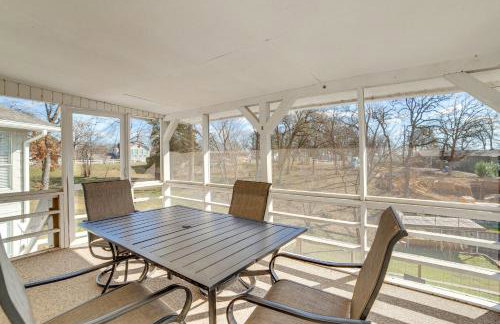 Lakeside Retreat Large Spacious Home with Game Room - Photo 19