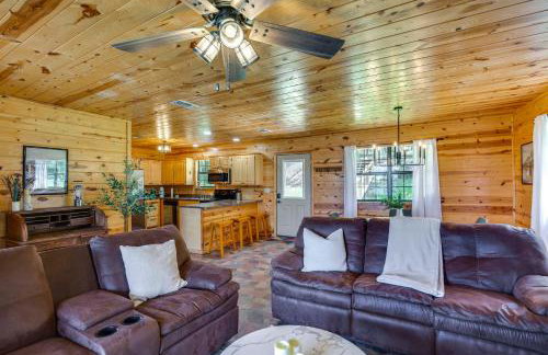 Cabin on Lake Raymond Gary with Dock, Grill and Views! - Foto 4