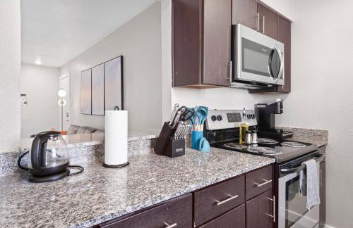 Economy King Bed Suites w Pool, Next to Downtown - Foto 65