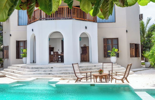 Solymar Staffed Beach Front Villa - Photo 19