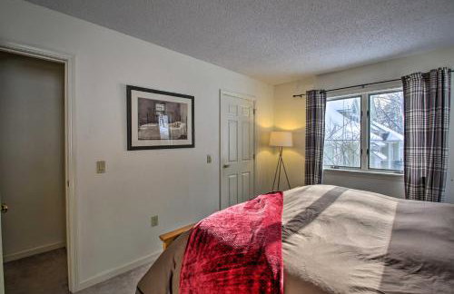 Spacious Ski-inandOut Black Mountain Home with Deck! - Foto 20