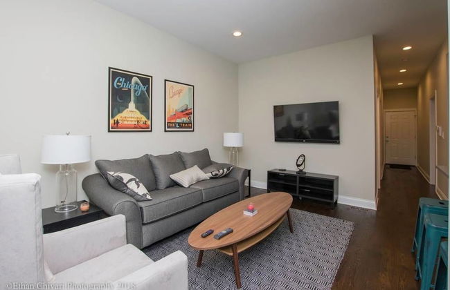 New Modern Comfort in Wrigleyville w Parking - Foto 1