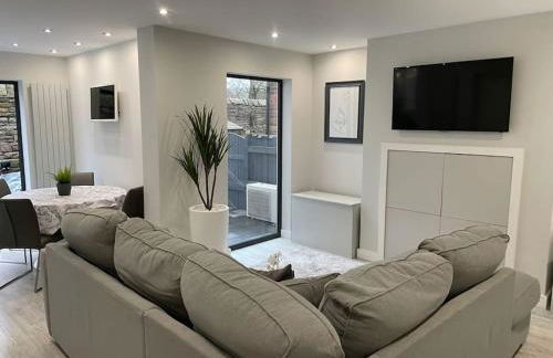 Couples Canalside Retreat with Hot Tub & Pergola - Photo 9