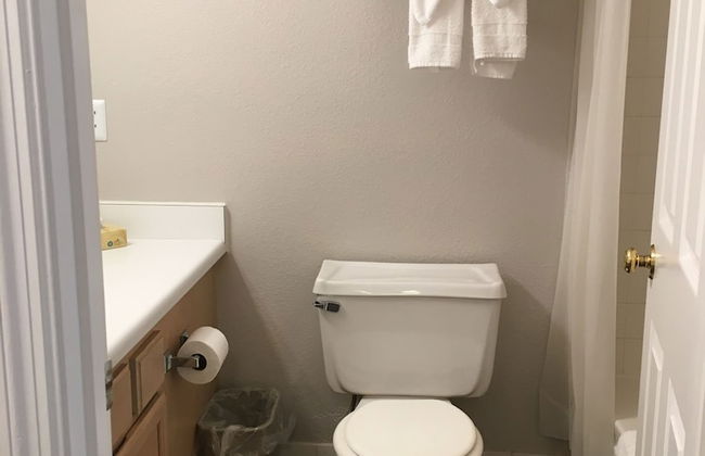 Ambassador Inn And Suites - Photo 32