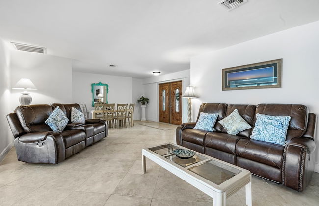 Luxury Waterfront Home With Pool 3 Bedroom Home by RedAwning - Foto 15