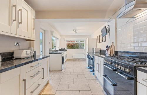 M54 Luxury Escape Sleeps 7- 4 Beds Off M54 - Driveway Parking- RAF Cosford Telford Albrighton Oxley Staffordshire -JLR Wolves Stafford I54 Business Park- 10 Mins to M6- 45 Mins to NEC and BHX Airport Regular & Long Work Stays available - Samina- ARZ Stays - Foto 15