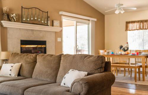 Lazy Squirrel - Cozy Family House with Full Game Room - Foto 2