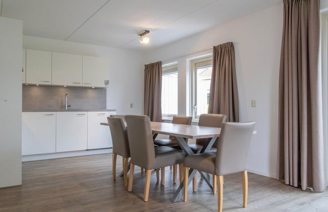 Restyled Bungalow With 2 Bathrooms, Near the Beach - Photo 22