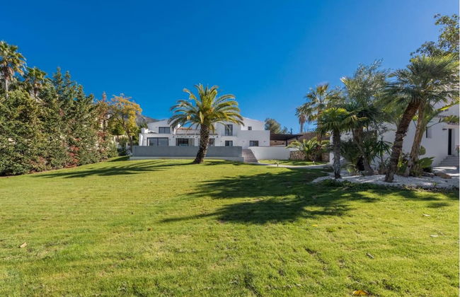 Magnificent And Modern Decorated Villa - Photo 34