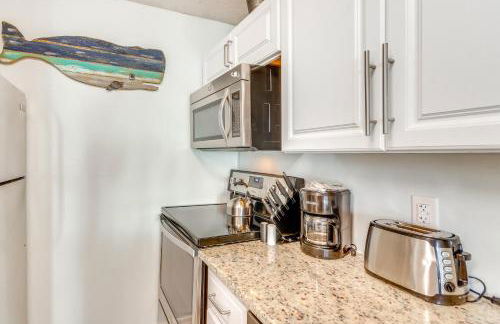 Walk to Beach Resort Retreat with Balcony in Destin - Foto 8