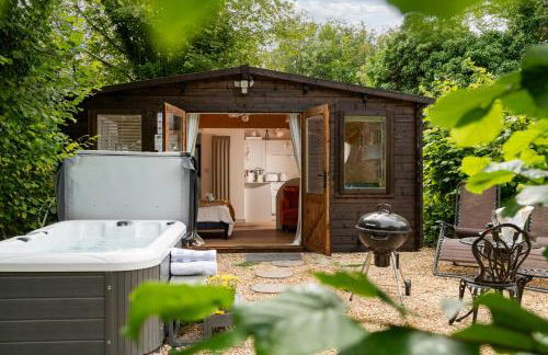 Copperbeech Hut - Romantic Hideaway with a Private Hot Tub - Photo 21