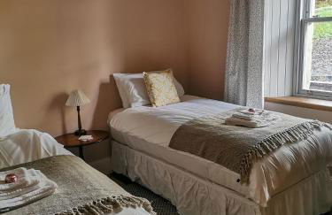 Jameswood Villa - Photo 5