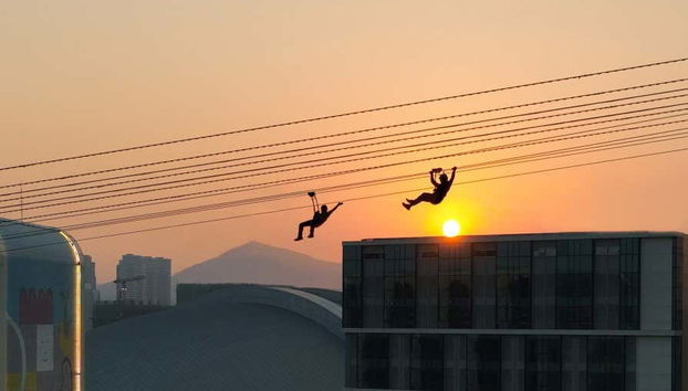 Sorvolando Macao al tramonto