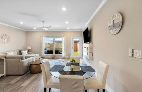 Stylish Townhouse with BBQ, Pool & Near Beach - Foto 6