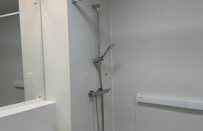 2 Bed-sleeps4-parking-balcony-nearcitycentre - Photo 9