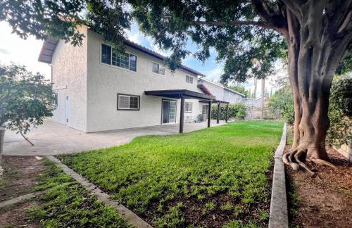 Bright & Spacious 5BR Modern Vacation Home - Near Disneyland & Beaches - Photo 15