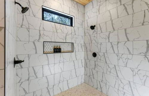 Luxury Winter Cabin! Hot Tub - Fire Pit - Decks - Game Room - Foto 30