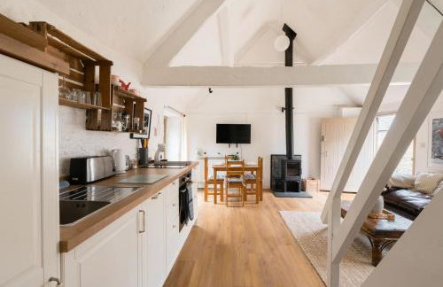 Charming Stone Cottage - Cotswolds Farm Stay - The Bullpen - Photo 5