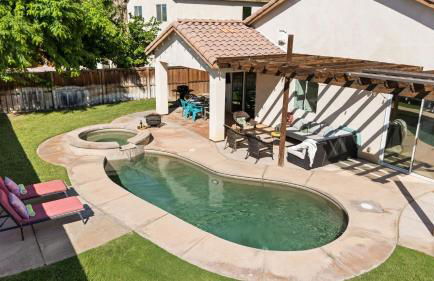 Desert Oasis w Pool Spa BBQ Outdoor Dining Under the Palms Calle Tolosa by AvantStay - Foto 36