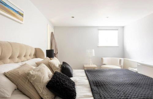 2 double bedroom large modern self contained apartment Free parking - Foto 14