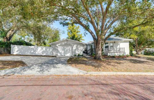 Mid-Century Lakeland Home with Game Room! - Foto 36