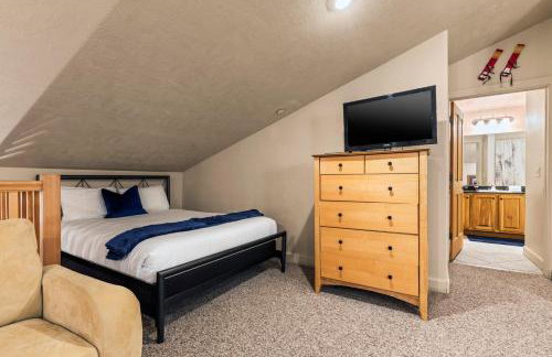 KBM Resorts Crestview Condos Spacious condo near Olympic Park with gas fireplace year-round pool hot tub city wide shuttle access. CVC-308B - Foto 36