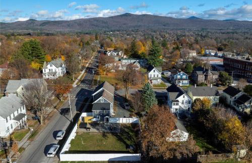 Updated Family-sized Home in Heart of Rutland, Near Slopes, EV Level 2, Hot Tub - Photo 46