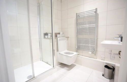 Spacious 3-Story Retreat with Rooftop Terrace and Modern Amenities - Foto 79