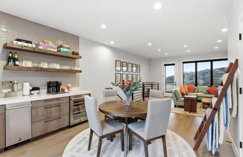 Luxury Hideout w Hot Tub Steam Shower - Photo 39