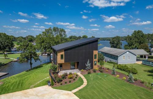 6BR Lakefront Private Dock & Bonfire Sleeps 12 - Foto 1