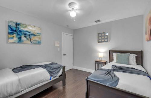 Stunning 4 Bedrooms House with Pool 6 minutes to the Ocean - Foto 3