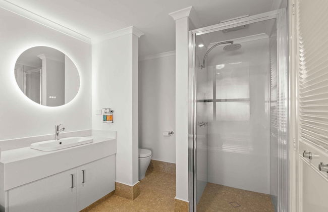 Moonlight Bay Suites - Photo 10