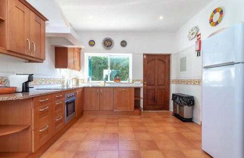 Casa Rainha Near Carvoeiro pool BBQ - Foto 8