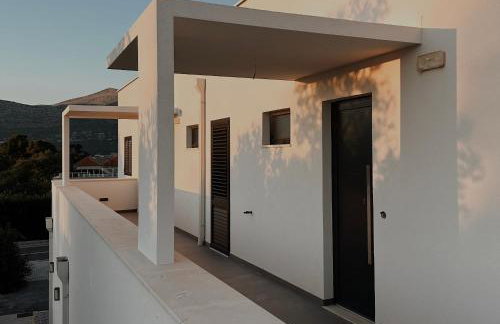 Dawn & Dusk - Modern Two Bedroom Apartment with Mountain Views - Photo 32