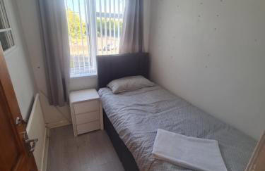 L & J Escapes - 8 Bedrooms suitable for Contractors and Families- Private parking available for 6 vehicles - Foto 40