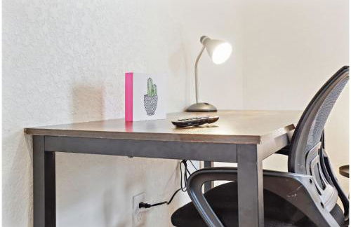 3BR-2BA Cityscape Haven with Panoramic Tower View - Foto 19