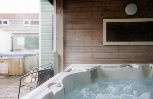 The Farmhouse with two hot tubs - Foto 74