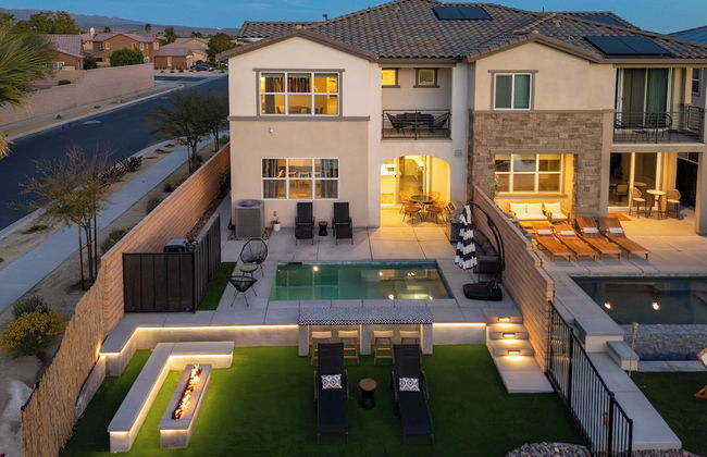 Lakefront w/ Private Pool, Great for Festival Season Lago Luxe by Avantstay - Foto 39