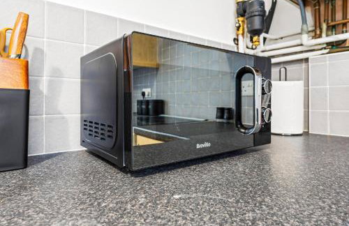 Comfortable 4 Bed Home - Free Parking & Fast WiFi - Foto 48