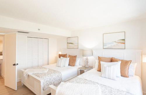 Luxury direct oceanfront corner with a large private balcony, heated pool and garage - Photo 45