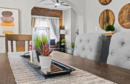 Stylish Home in Historic District Near Riverwalk - Foto 26