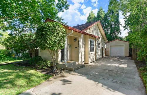 East Sac Getaway, Walking Distance to Hospitals - Photo 6