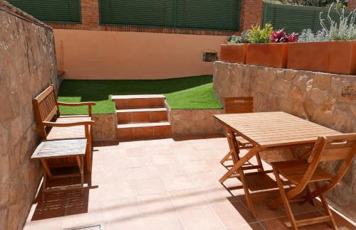 Natural park, terrace and pool - Photo 3