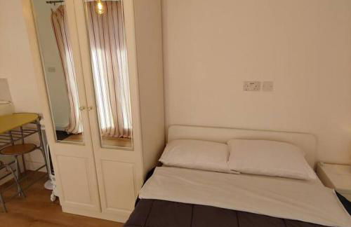 Self Contained, Double Bed Studio, private kitchen, private Bath, Walking distance to Harry Potter - Foto 16